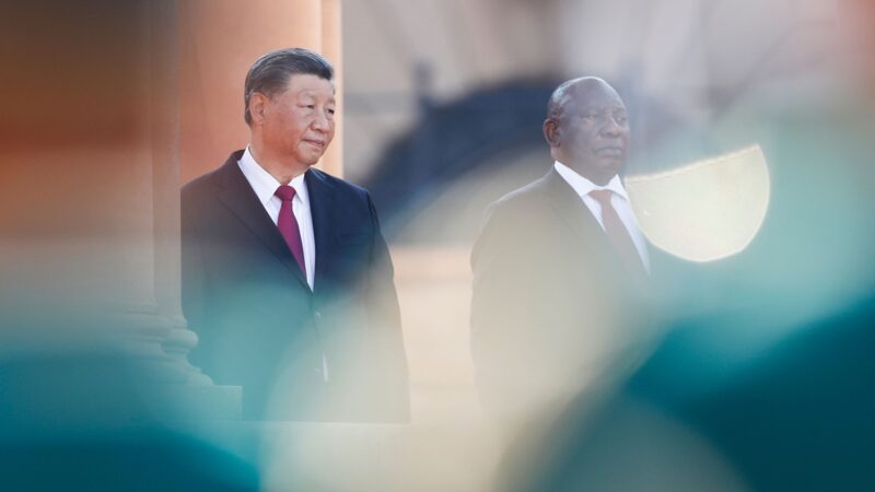 2023年8月22日，中共國家主席習近平和南非總統拉馬福薩（右）在比勒陀利亞聯邦大廈出席習近平國事訪問期間的歡迎儀式。（ PHILL MAGAKOE/AFP via Getty Images）