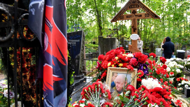 2023年10月1日，人們前往位於聖彼得堡波羅霍夫斯科耶公墓的瓦格納頭目普里戈任的墓地祭拜。（OLGA MALTSEVA/AFP via Getty Images）