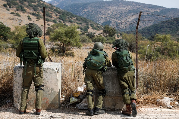 2023年10月10日,以色列士兵在赫爾蒙山的以色列軍事基地哈多夫(Har Dov)附近就位,該基地是以色列、黎巴嫩和敘利亞三國交界處的戰略要塞。(JALAA MAREY/AFP via Getty Images)