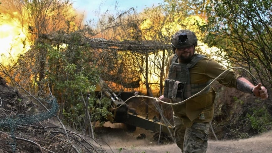 2023年6月23日，在俄羅斯入侵烏克蘭期間，一名烏克蘭砲兵向頓涅茨克地區阿夫迪夫卡附近的俄羅斯陣地發射 2A36 Giatsint-B 野戰砲。（GENYA SAVILOV/AFP via Getty Images）