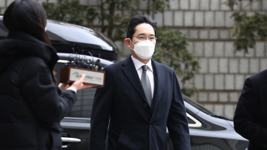 圖為2021年1月18日，南韓首爾，李在鎔抵達首爾中央地方法院。示意圖。（Chung Sung-Jun/Getty Images）