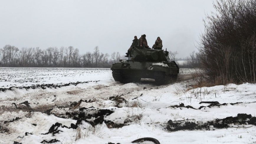 2023年11月24日，在哈爾科夫州，烏克蘭坦克兵駕著豹-1A5坦克行駛在離前線不遠的積雪上。 （ANATOLII STEPANOV/AFP via Getty Images）