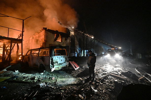 2023年11月3日，在俄羅斯入侵烏克蘭期間，烏克蘭消防員在哈爾科夫撲滅俄羅斯無人機一夜襲擊後的大火，一名男子正在查看損失情況。 （SERGEY BOBOK/AFP via Getty Images）