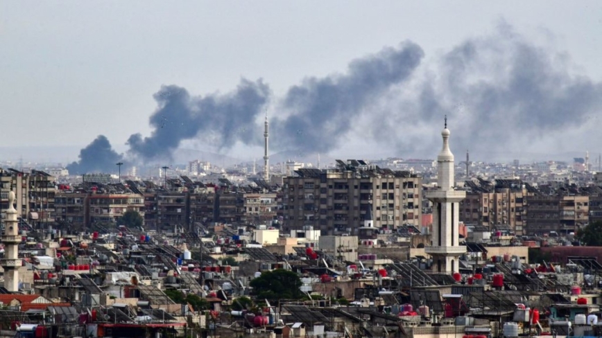 圖為2023年11月22日，以色列襲擊大馬士革郊區後，建築物上空濃煙滾滾。（AFP via Getty Images）