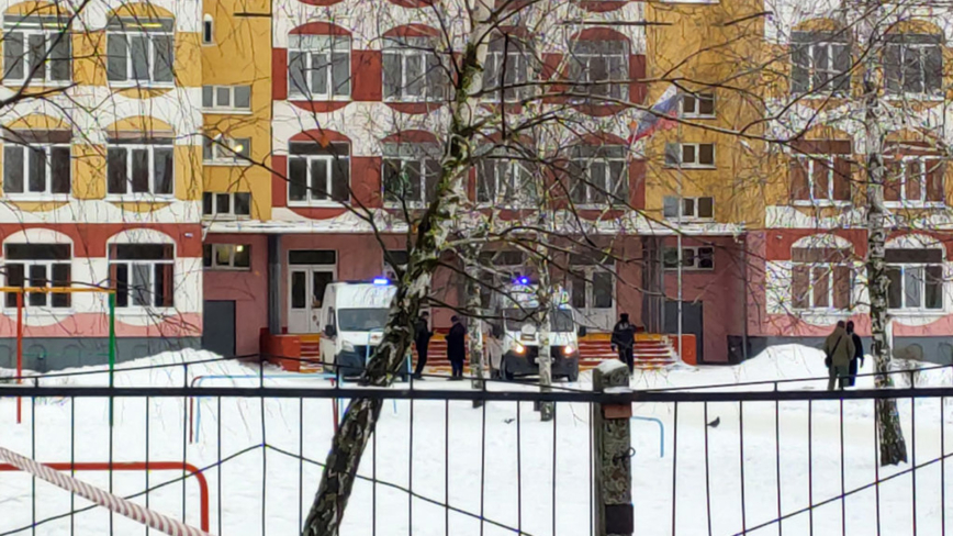 2023年12月7日，俄羅斯布良斯克一所學校發生槍擊事件，急救車停在教學樓前。（ALEXANDER CHERNOV/Kommersant Photo/AFP via Getty Images）
