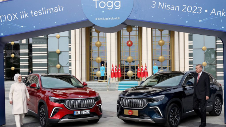 2023年4月3日，土耳其總統埃爾多安和妻子在安卡拉總統府接收他們的Togg T10X汽車，這是該國的首款國產電動汽車。（ADEM ALTAN/AFP via Getty Images）
