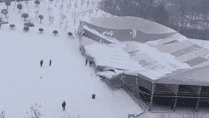 河南體育館頂棚被雪壓塌 被批「又一豆腐渣」