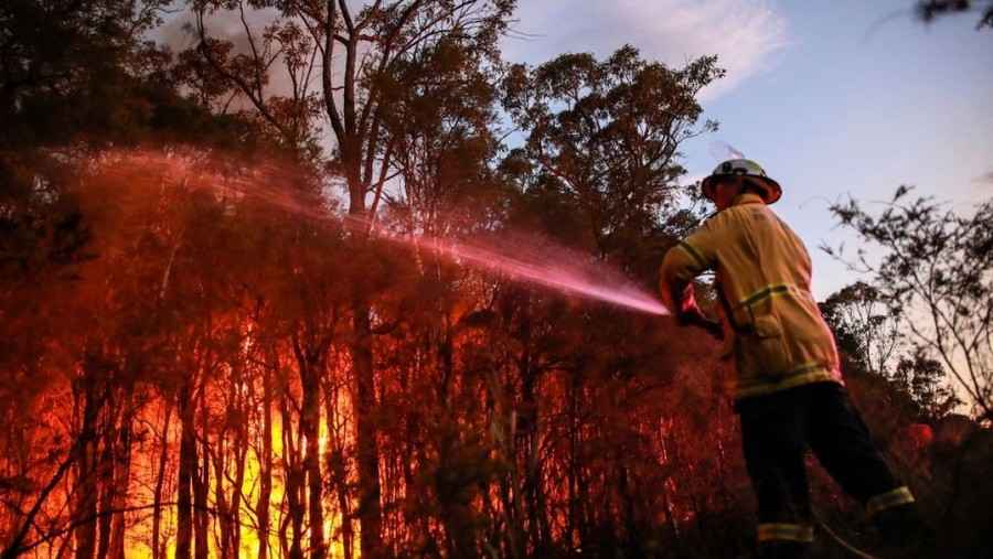 高溫助長火勢 澳洲山火摧毀房屋兩千多人急撤