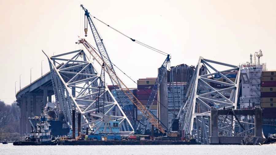 清理巴爾的摩大橋殘骸 吊起首塊200噸重鋼筋結構