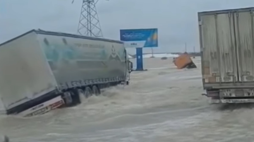 融冰導致洪水沖破土堤壩 俄羅斯中部山城數千人急撤