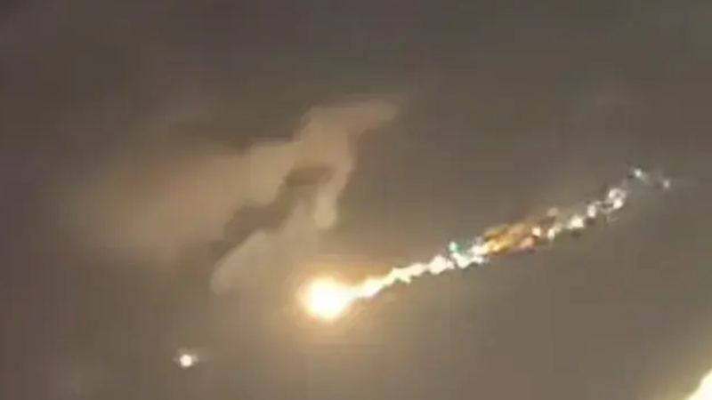 甘肅酒泉夜空驚現不明發光物 在空中爆炸（影片）