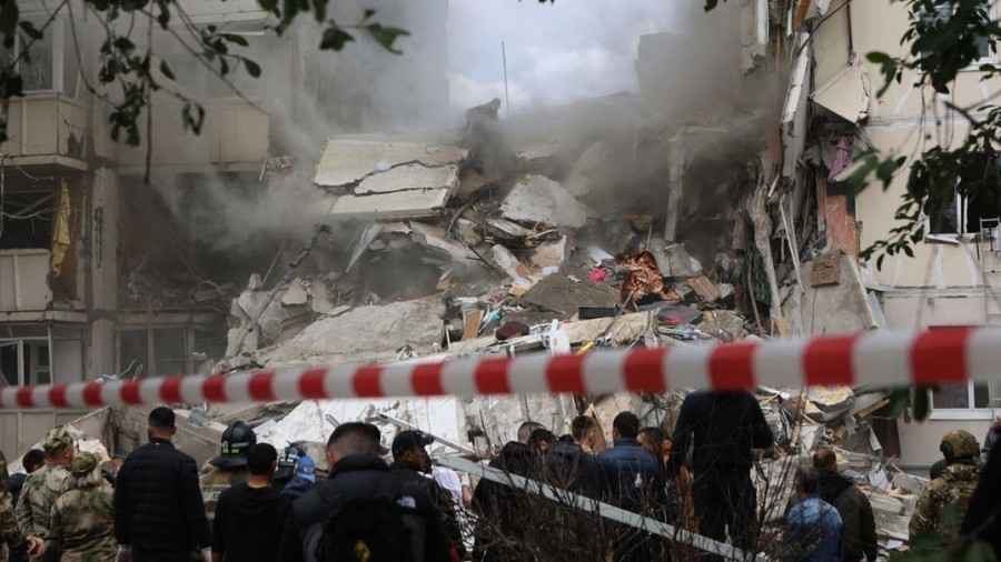 俄羅斯邊城公寓遭砲擊坍塌 至少13死20傷