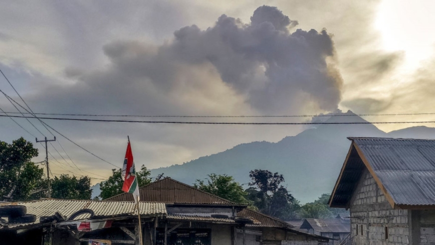 一天兩度爆發 印尼佛羅雷斯島火山噴900米灰雲