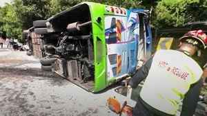 馬來西亞旅遊巴士翻車 中國遊客2死10餘傷
