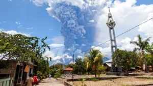 印尼東部火山再噴發 火山灰雲柱直衝八千米高空