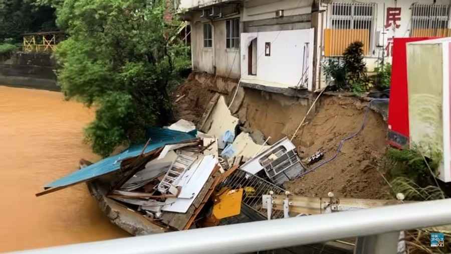 猛烈降雨 日本沖繩北部土石崩落水淹及膝