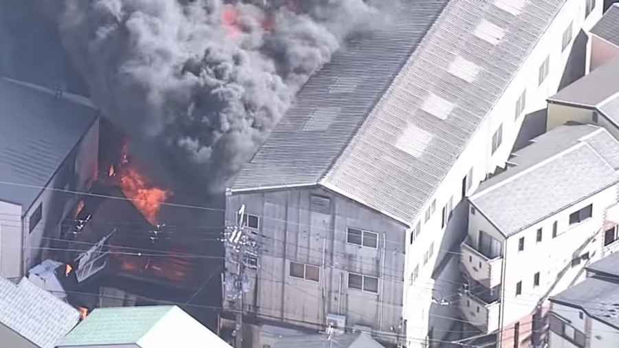 日本大阪兩層樓倉庫火災濃煙滾滾 尚無人員傷亡報告