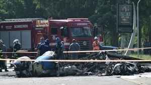 巴西小飛機墜毀撞巴士爆炸 造成機上2死地面6傷