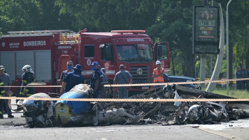 巴西小飛機墜毀撞巴士爆炸 造成機上2死地面6傷