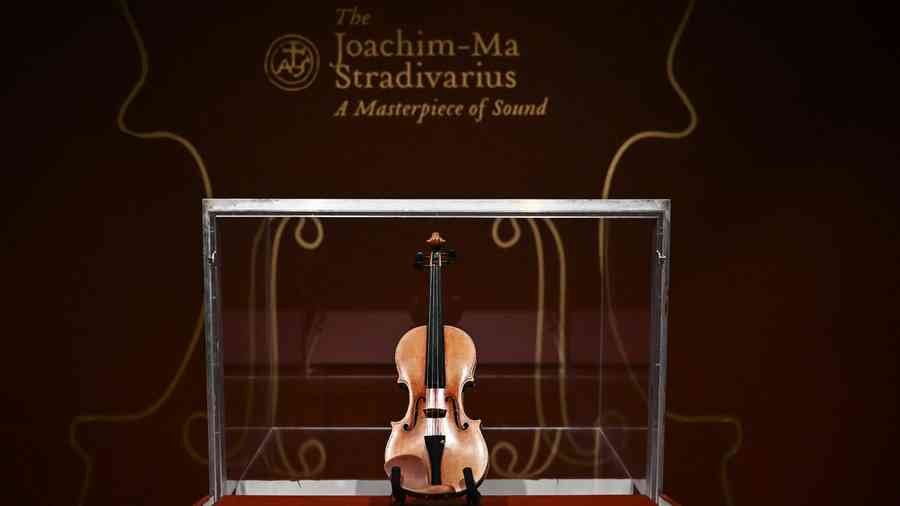 芬蘭演出驚魂 指揮不慎碰落18世紀名琴（影片）