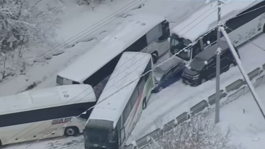 北海道旭川積雪坡道9車撞成一團 4人送醫意識清醒