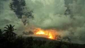 菲律賓坎拉翁火山爆發 煙雲直竄3公里高空
