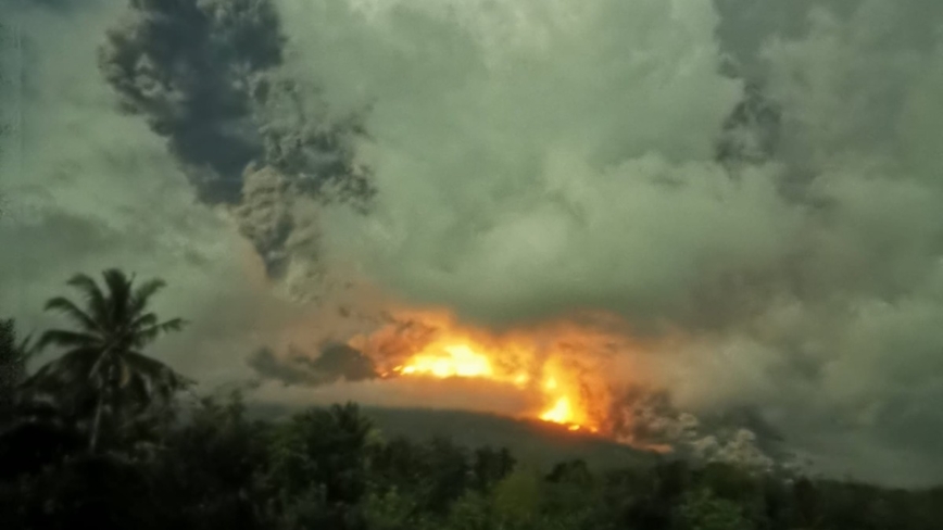 菲律賓坎拉翁火山爆發 煙雲直竄3公里高空
