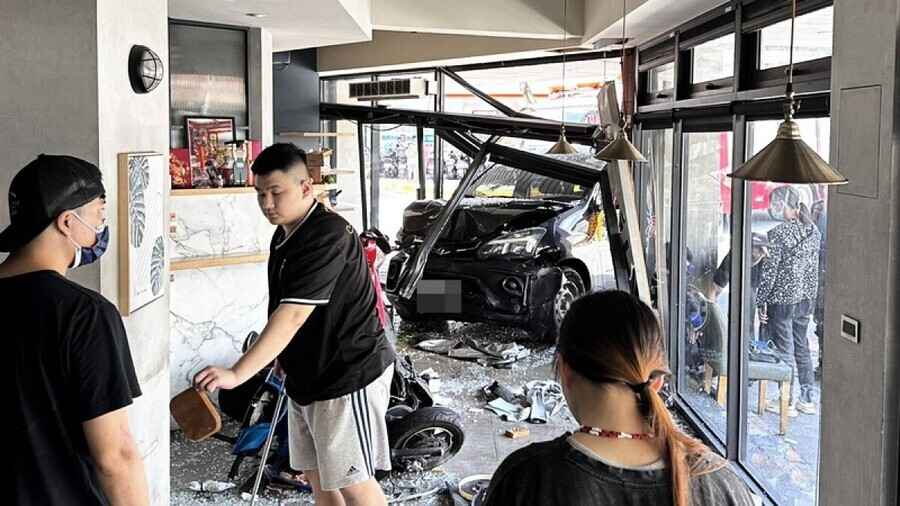 客貨車直衝花蓮早餐店釀13傷 驚悚畫面曝光