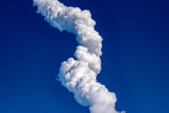 2025年5月27日,從南帕德里島拍攝的SpaceX星際飛船(Starship)火箭從德州星際基地發射後,火箭助推器噴出的廢氣。(SERGIO FLORES/AFP via Getty Images)