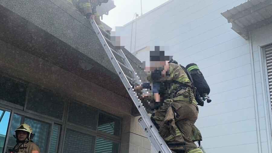 台南安南區建物火災 母女吸入濃煙送醫
