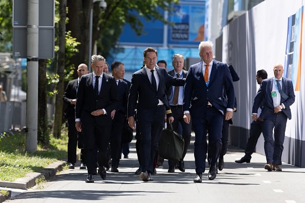 北約秘書長呂特(中)和荷蘭首相迪克·舒夫(左)於2025年6月23日在荷蘭海牙世界論壇的北約峰會現場漫步。盟國領導人將於6月24日至26日齊聚海牙世界論壇,參加2025年北約峰會,這將是荷蘭首次主辦北約峰會。(Omar Havana/Getty Images)