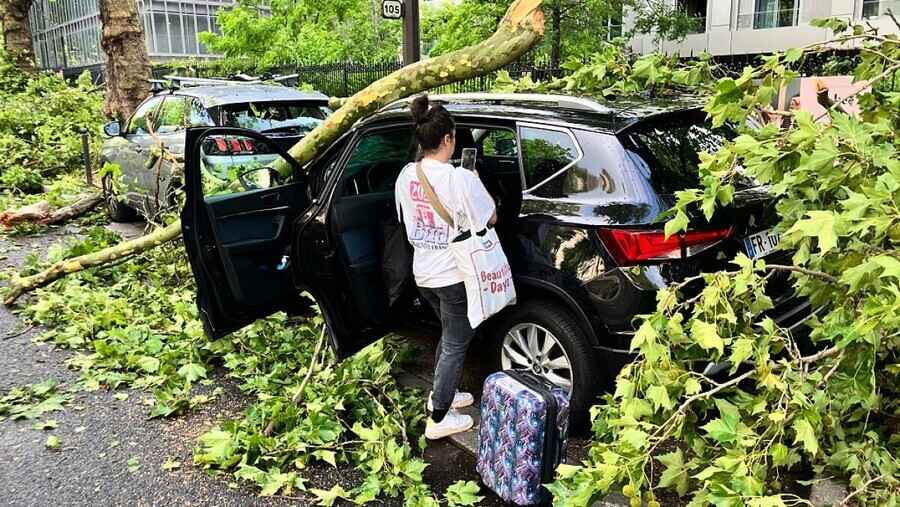 法國大雷雨 巴黎警車幽默播放鐵達尼歌曲巡邏