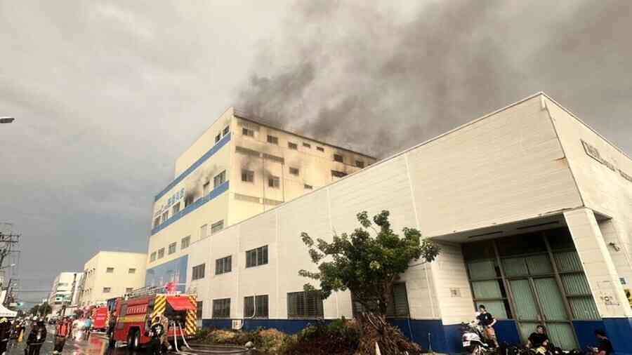 台南工廠火災 存多種化學品不敢大意 8小時後才撲滅