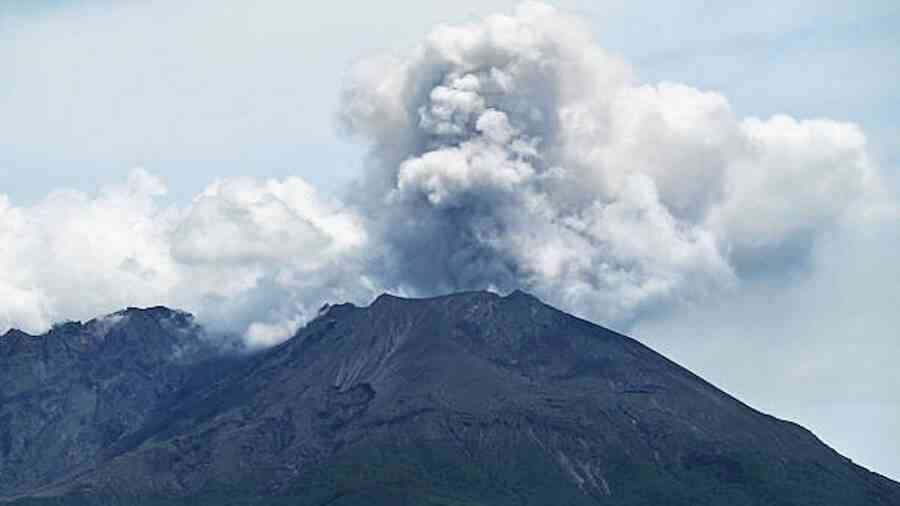 日本鹿兒島火山噴發1300米火山灰柱 多地發布警戒