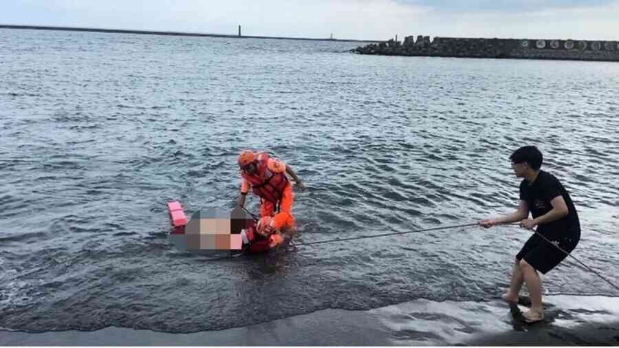 高雄翁海泳 疑遭野狗下海撕咬身亡