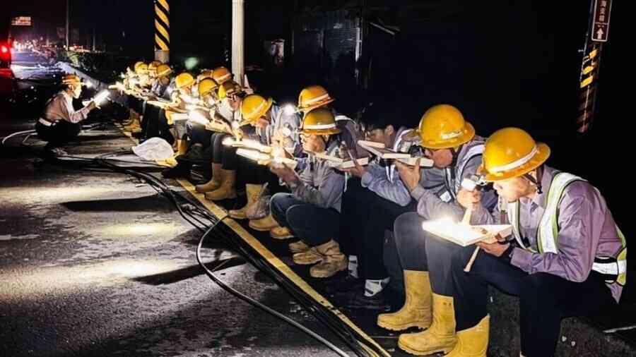 颱風丹娜絲釀台灣逾80萬戶停電 維修人員搶時間路邊用餐