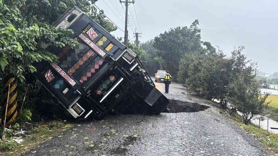 台灣彰化降雨逢大潮 鹿港廟埕淹水 道路坍塌大貨車陷天坑