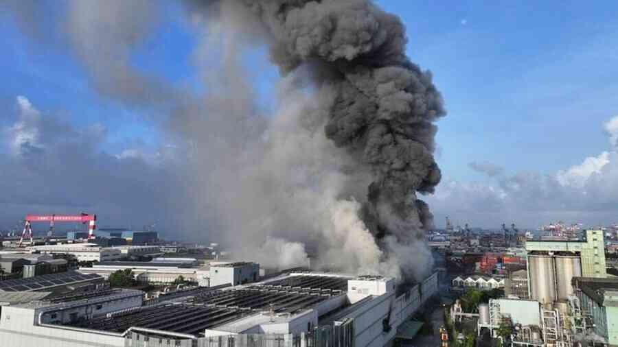 高雄三元能源公司爆炸起火 15人受傷含3消防員