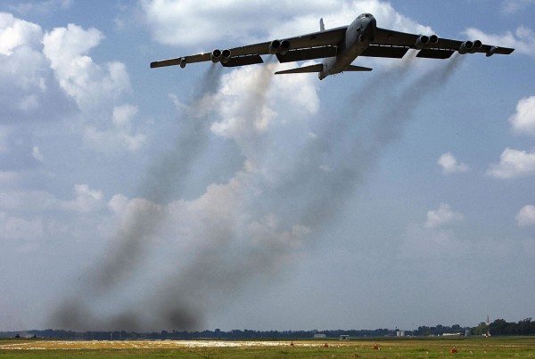 2007年9月19日,一架隸屬於美國第八航空隊第二轟炸機聯隊的B-52H遠程轟炸機從路易斯安那州巴克斯代爾空軍基地起飛。示意圖。(PAUL J. RICHARDS/AFP via Getty Images)