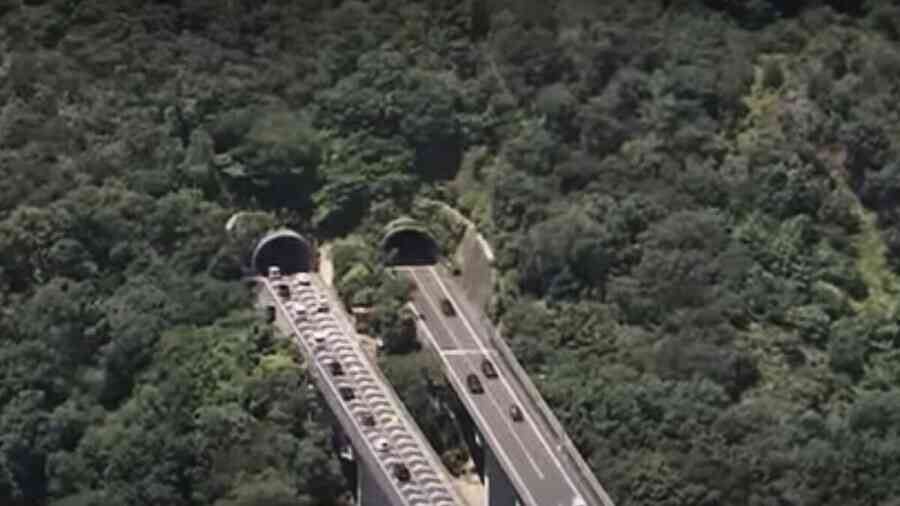 日本大阪隧道連環車禍 波及6車23傷10人送醫