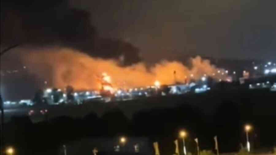烏夜襲俄黑海度假勝地 大煉油廠爆炸火勢猛烈（影片）