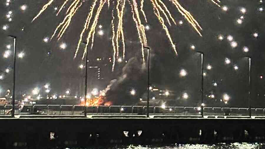 橫濱港煙花匯演 船隻失火爆炸5人跳海逃生