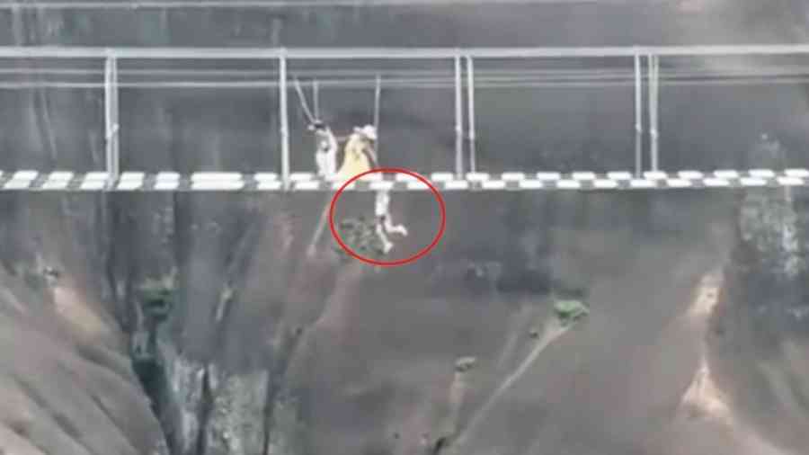 大陸男孩掉落玻璃棧道 懸掛半空場面驚險（影片）