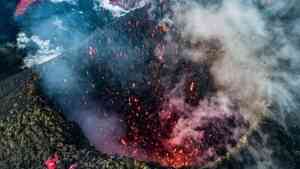 俄羅斯堪察加火山噴發8000米高灰柱 危及航空安全