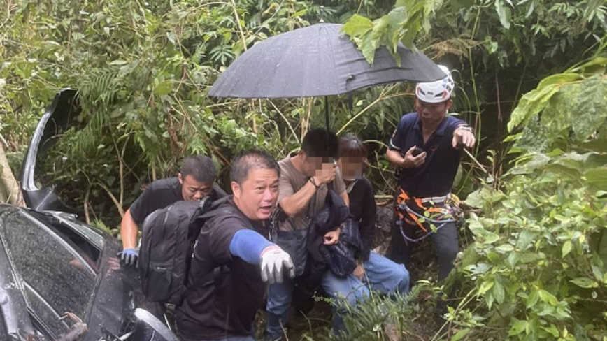 台灣南投車輛墜谷 幸被樹擋住 4人卡百米深谷獲救