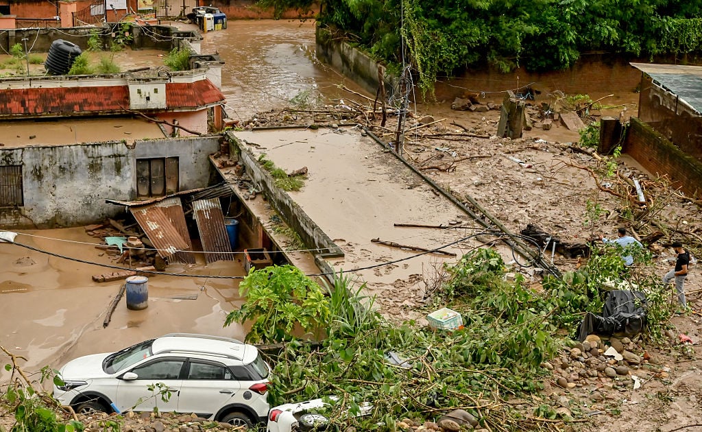 2025年8月27日,暴雨引發洪水後,一輛受損的汽車被泥濘和瓦礫掩埋。根據印度媒體報道,8月26日,猛烈的洪水淹沒了印控喀什米爾地區的查摩地區。喜馬拉雅地區強烈的季風暴雨造成大規模混亂,橋樑被沖毀,房屋被淹沒。(AFP via Getty Images)