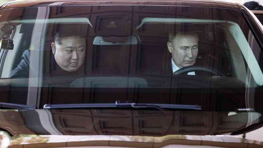 九三閱兵席位曝光 習身邊一個被通緝 一個被制裁