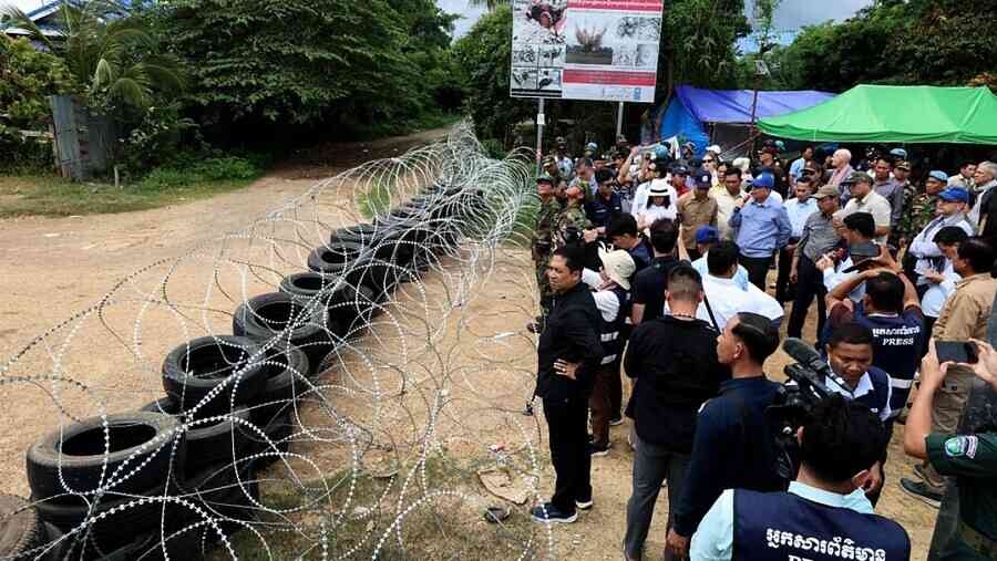 泰邊境架設鐵絲網遭抗議 朝柬平民射催淚彈