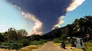 印尼勒沃托比火山再噴發 警戒提升 機場暫停起降