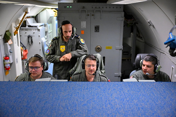 2025年9月19日,在北約「東方哨兵」行動的例行飛行任務中,北約空中預警與管制系統(AWACS)機組人員在飛越波蘭領空時,正在機上操作電腦進行監視任務。(JOHN THYS/AFP via Getty Images)